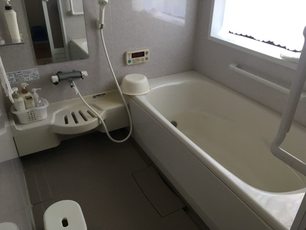 浴室の写真。左に洗い場、右に浴槽。