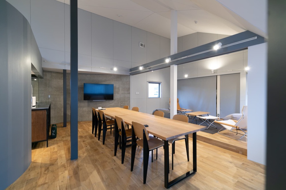 長テーブルが並ぶ共用ダイニングスペース