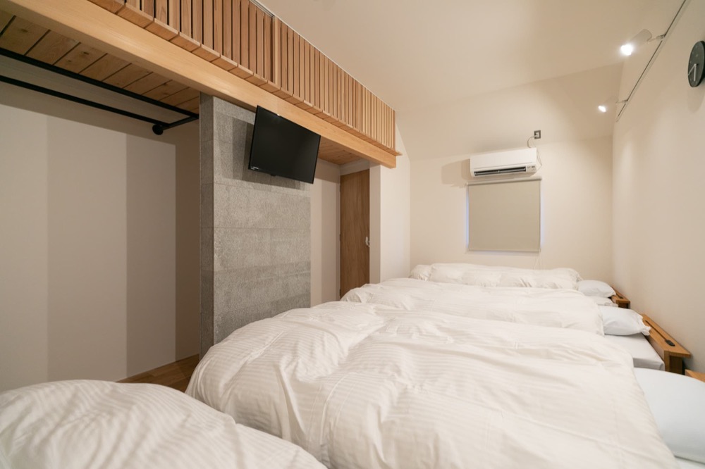 ベッドが並ぶ寝室