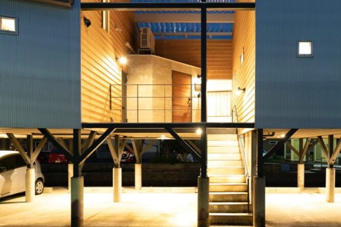 高床式のモダンな宿泊棟の外観