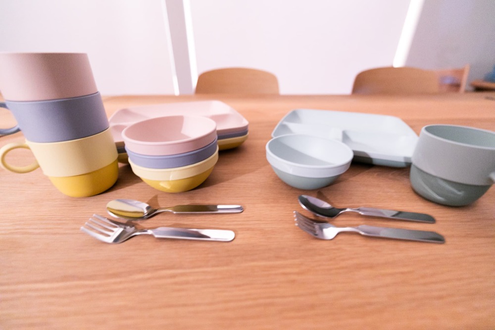 共用で利用できるカラフルな食器セット