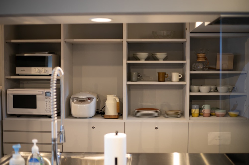 食器や家電が揃った共用キッチンの収納棚