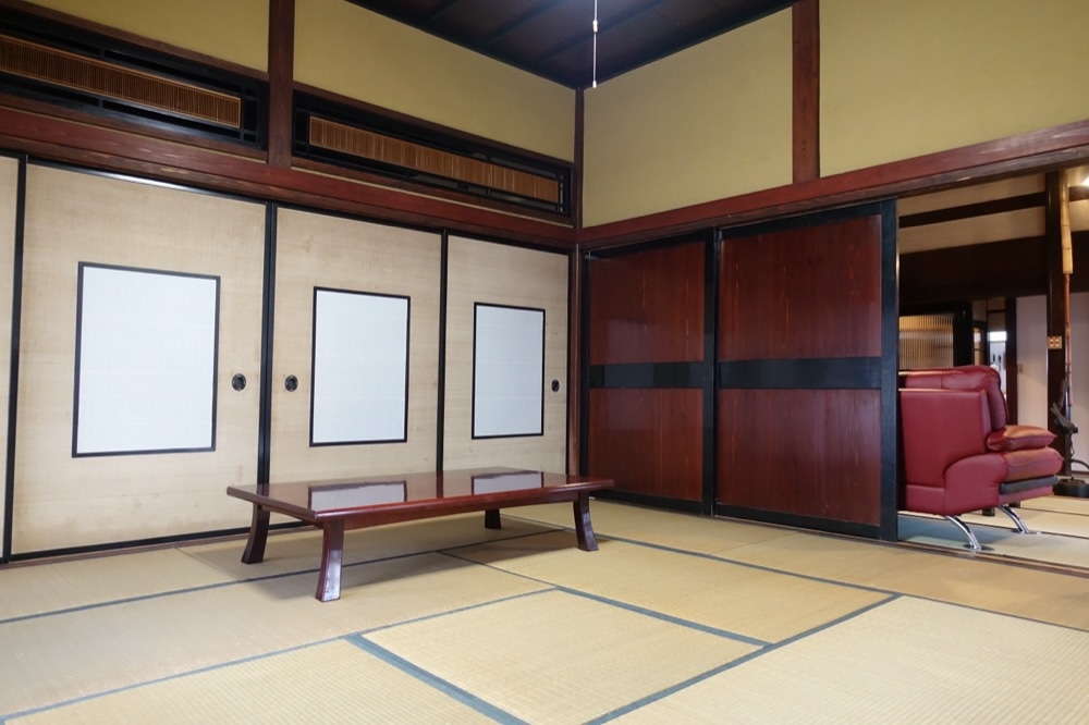 和室の写真。広間で木の大きなテーブルがひとつ置かれています。